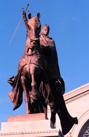 StatueStLVerticalFrontLookingUp