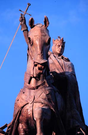 StatueStLVerticalFrontLookingUpClose