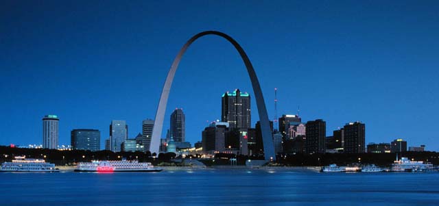 stlouisblueskylinepan.jpg - 6815 Bytes